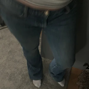 Lågmidjade jeans - Så snygga jeans som är lite randiga i mönsteret, stretchiga!! Passar mig som brukar ha 34/36 i underdelar bra, långa på mig som är 167!🧡🧡👍🏼