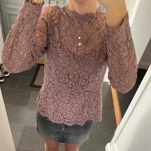 Lila spetströja  - Rosa/lila spetströja med volanger från H&M. Storlek M och passar även S. Fint skick. Använd gärna köp nu!