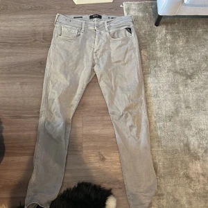 Replay jeans - Använda ett fåtal gånger. Schyssta gråa replay jeans. Stl. W. 33 L. 32. 