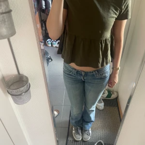 Grön volangtopp - Säljer en grön volangtopp i storlek S, den är endast prövad och har lappen kvar💞 10/10 i skick