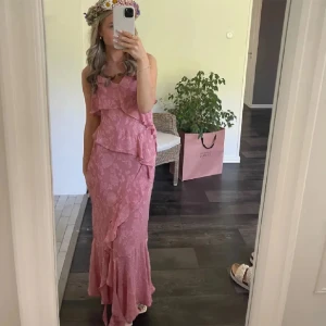 Zara klänning  - Super fin rosa klänning! Köpt från plick och storleks lappen är bort tagen. Skulle gissa på den är i storlek s-m. Första bilden är lånad!💕🌸
