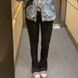 Svarta lågmidjande kostymbyxor  - Kommer ej till användning längre då de är för små, så jag säljer!  Jätte fina och knappt använda så är i väldigt bra skick, passar  på någon som är runt 165-170! Har slits nere vid benen på båda sidor  Alla bilder är mina! Skriv om ni vill ha fler! ❤️