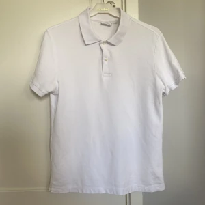 Vit Mango piké - Tja! Säljer denna vita Mangon pikén i storlek Xs. Den är använd ett fåtal gånger och skicket är 10/10. Pris 119 kr och priset kan diskutera vid snabb förhandling. Skriv gärna vid minsta fråga eller fundering.