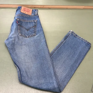 Vintage Levi’s - Vintage Levi’s 505 04 W 28 L32 Fantastiskt skick, köpte beg, men dom var för små, skulle säga att de passar en 34a, midjan är 68 cm