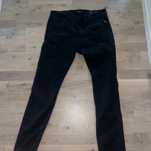 Replay anbass - Fina Replay anbass. Gott skick, inga hål eller liknande. Passar mig som är ca 185. Storlek 34