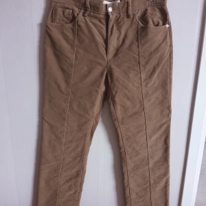 Sefr byxor  - Grymma bomullsbyxor i beige från Sefr. Nästan lite plyschigt textur på tyget. Superfina! Modellen heter Bonanza och storleken är 33. Lätt begagnade i fint skick.