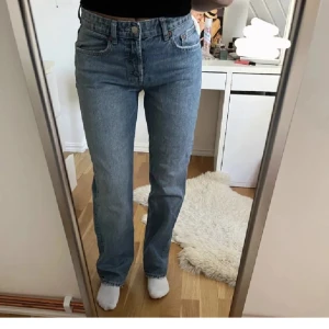 Zara jeans - Zara midrise jeans. Helt oanvända. Storlek 38 men sitter som 36🌸. 