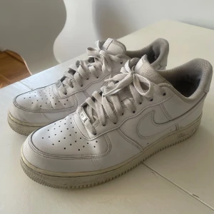 Air Force 1 - Slitna men går att fräscha till… Först till kvarn. Sitter creaseskydd i. Storlek 44
