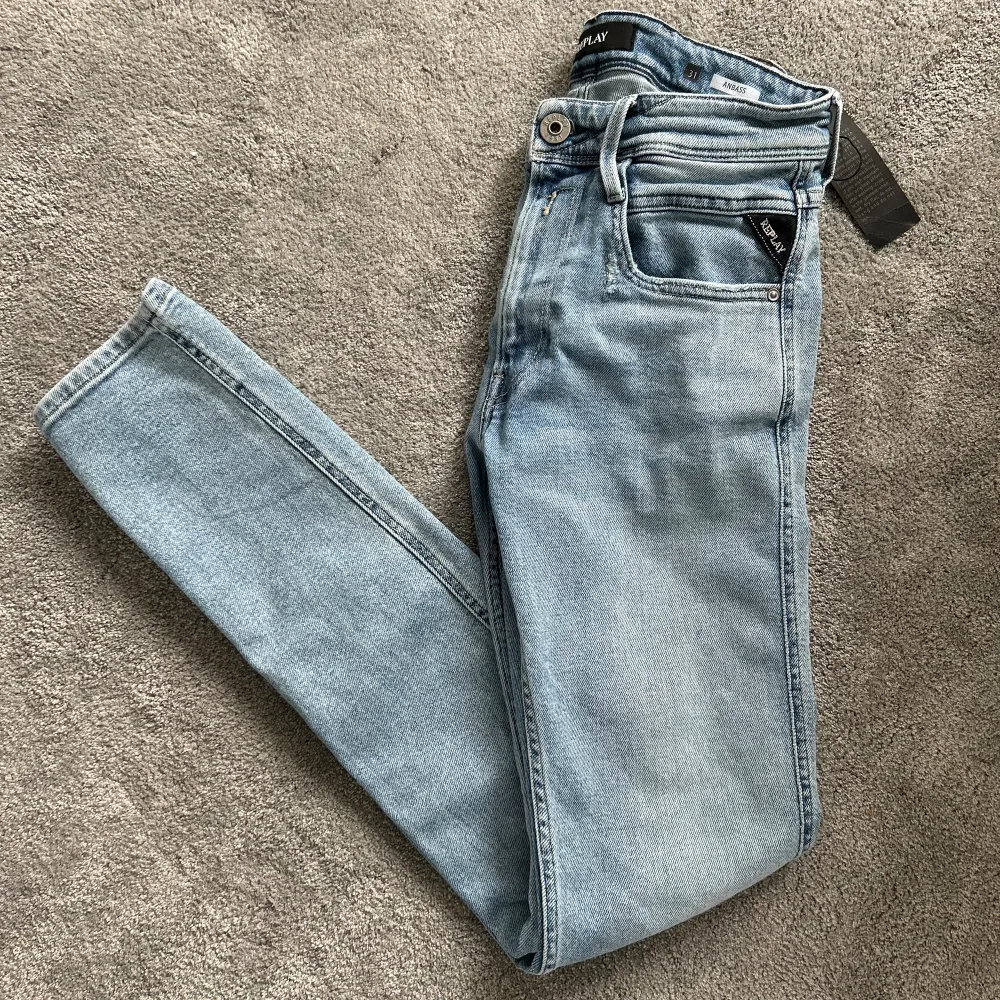 Säljer nu dessa Replay Anbass jeans i Stolek:W31 L32. Jeansen är helt nya. Skick 10/10 . Jeans & Byxor.