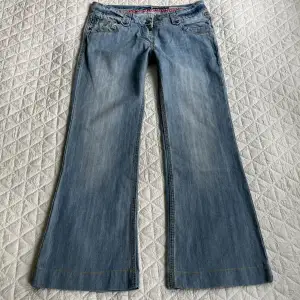 Sjukt fina jeans från märket Timezone som jag säljer pga för korta. Skicket är 10/10 och har inga avvikelser. Materialet är i lite stretch och 100% bomull. Använd någon enstaka gång och passformen är flare/bootcut! Skriv gärna om ni har några frågor!!