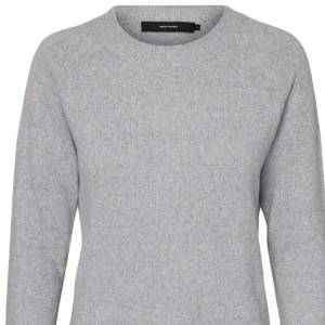Pullover, stickad tröja  - En jättefin stickad tröja som passar till allt!! Bra skick och inga defekter finns. Den är från Vero Moda i en blå färg som inte längre finns på hemsidan. Storlek M men passar även S💞