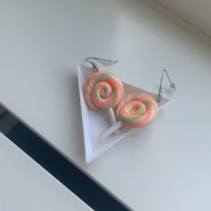 Örhängen  - Orange,gul och vita örhängen 