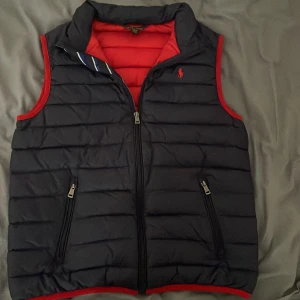 Ralph lauren väst - Säljer min Ralph lauren väst då den är för liten! Con 9/10🙌 Dm för frågor och pris förslag 