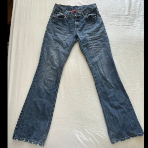 Low-waisted jeans  - Low-waisted Y2K jeans. Så himla snygga! Säljer enbart för att de ej passar längre. 34/36 skulle jag säga att storleken är. 