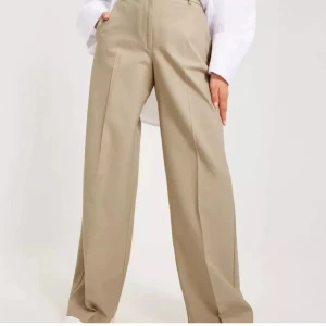 Kostymbyxor  - Kostymbyxor från Selected femme, helt nya med prislappen kvar. Nypris var 799kr.  Storlek 42 Längd 30.