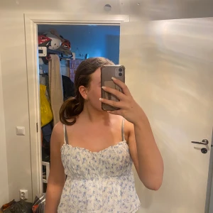 Sommartopp  - Vitt linne med blåa blommor. Gulligt linne som passar perfekt på mig som vanligtvis har storlek M💕