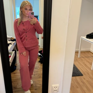 ROSA SETT - Rosa skit fint sett! Endast använt vid detta tillfället 