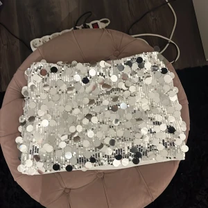 Silver paljettkjol - Har som minishorts inuti, storlek S. Nypris 159kr. från Shein 🥹🫶 aldrig använd, endast testad