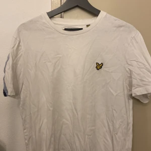 Lylescott tshirt - Snygg tshirt med detaljer på armarna 