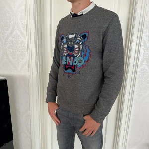 Kenzo sweatshirt  - Kenzo crewneck  Storlek L   Skick 9/10  Färg Grå Nypris 3500 Modellen är 188cm och väger 77kg