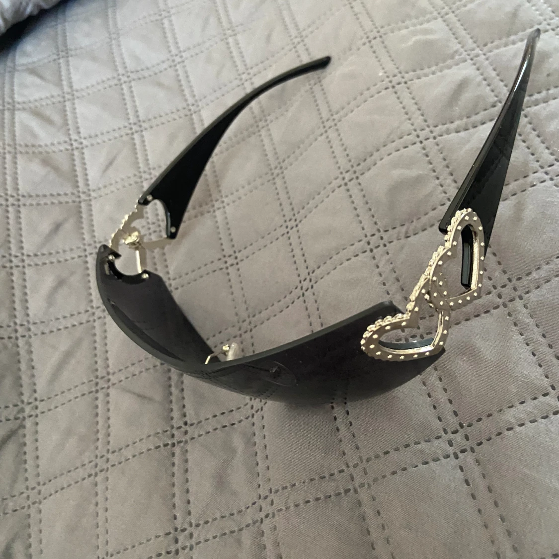 Coola solglasögon med hjärtdetalj - 90