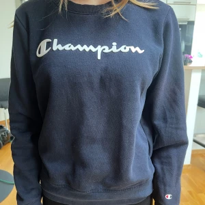 Mörkblå sweatshirt  - En mörkblå sweatshirt från champion💕
