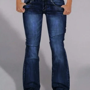 Mörka lågmidjade jeans - Low waist jeans i mörktvätt. Köpt här på Plick 💘 Skriv privat för mått 😇