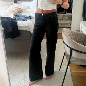Svarta lågmidjade jeans - Säljer dessa fina svarta lågmidjade jeansen!!💕 från nakd  Storlek 34, Jeansen är använda Max 1-2 gånger✨ Köparen står för eventuell frakt💜