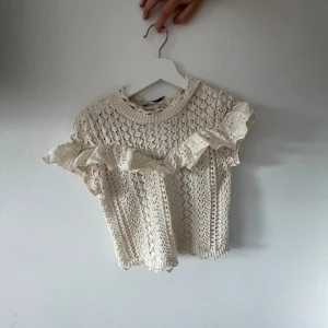 Topp från zara - supersöt topp från zara! sitter jättefint och ser supersöt ut på! nästan aldrig använd!