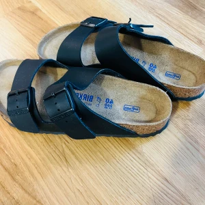 Birkenstock  - Helt nya Birkenstock Amazon BS i svart. Aldrig använda!  Säljs då fel storlek köpes och returtiden gick ut. 