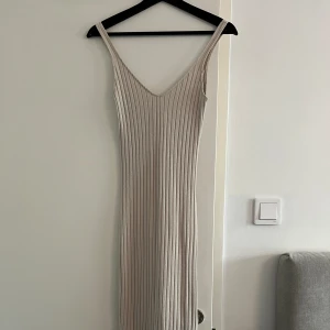 Klänning med slitt - Klänning i storlek S med slitt på baksidan