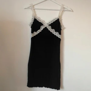 Shein klänning med vit spets - Söt