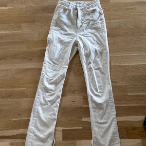 Jeans med slits  - Använda några få gånger Har hög midja  Sann till storlek