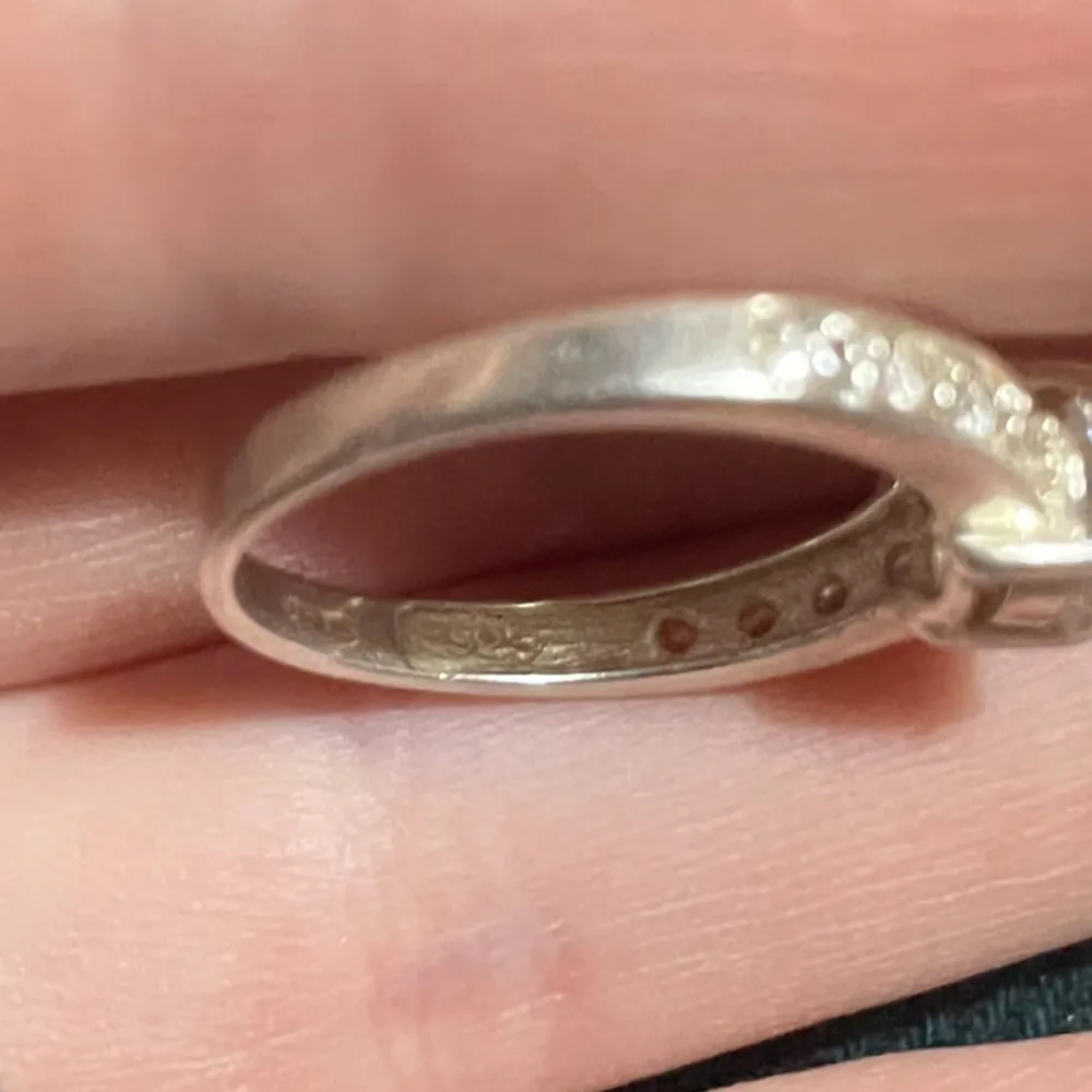 Denna superfina ring är i sterling silver alltså riktigt silver. Storleken är 16. Säljer den för den är inte riktigt min stil men för hoppningsvis nån annans stil. Hör av er om ni undrar nått annat.. Accessoarer.