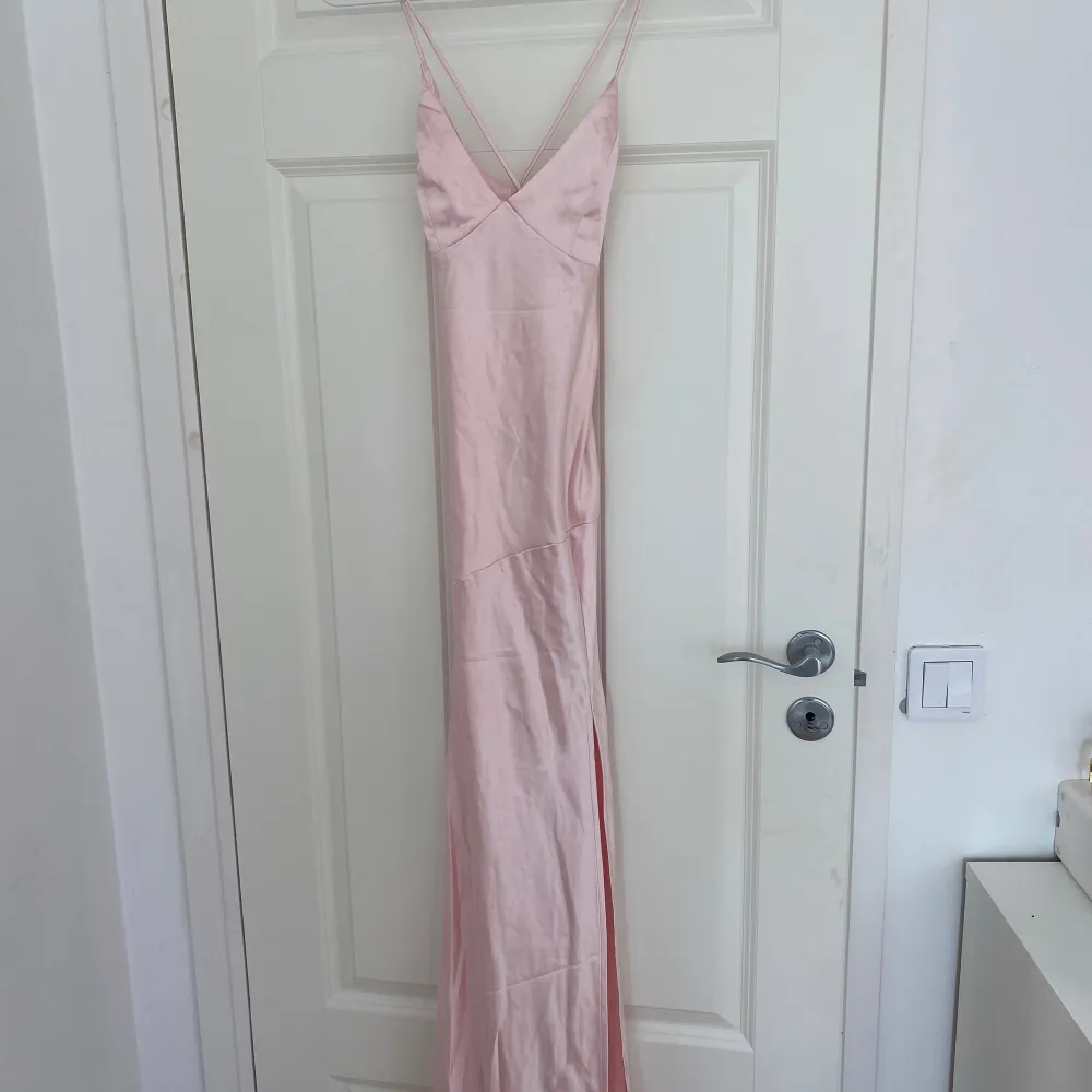 Säljer denna super fina ljusrosa satin balklänningen! Den är från Bohoo och är helt ny med lappen kvar☺️Storlek 36 men passade mig som brukar ha 34. Säljer då jag hittade en annan och inte hann returnera denna i tid. För mer info/bilder skriv privat😇💓. Klänningar.
