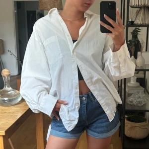 Oversized skjorta  - Oversized skjorta. Storleken är 38 men den är väldigt oversized i modellen. Inte figursydd! 