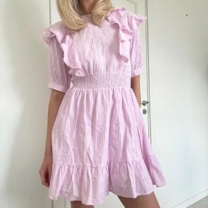 Volangklänning  - Supersöt klänning med volanger från By Clara Paris, använd en gång 