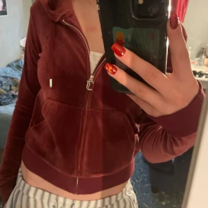 ❤️Juicy Couture kofta ❤️ - Superfin juicytröja i en vinröd nyans, relativt nyköpt och i bra skick, inga defekter och använd ett fåtal gånger. I storlek S❤️Använd gärna köp nu❤️