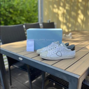 Philippe model - Tja säljer mina riktigt feta Philippe model skor i storlek 42. De är köpta på minito för 4 månader sen och är 8/10 i skick. Skriv om ni har några frågor