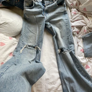 Blåa jeans  - Ett par blåa jeans från pull&bear med hål på knäna