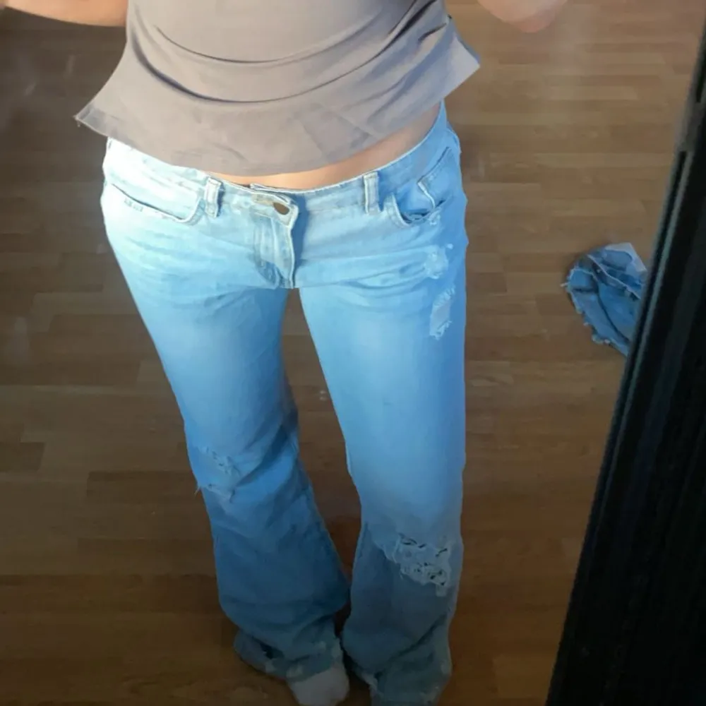 Jätte fina jeans men säljer för dom är lite för stora för mig !🥰 vet inte vilken storlek de är men gissar på att dom är nätsmast M . Jeans & Byxor.