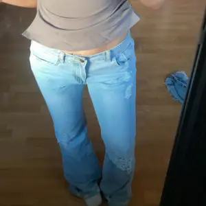 Jätte fina jeans men säljer för dom är lite för stora för mig !🥰 vet inte vilken storlek de är men gissar på att dom är nätsmast M 