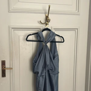 Klänning - Jätte fin färg på denhär klänningen Den har öppen rygg och har använt 1 gång