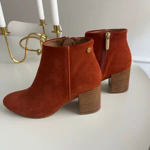 Orangea boots - Oanvända boots från Novita! Superfin orange färg i mocka och en ”träig” klack!