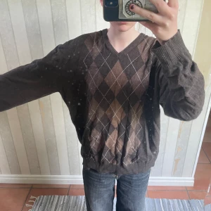Brun tröja - En fin fiskbensmönstrad tröja men v-rigning! Jag är 162 cm för referens. strl L. 