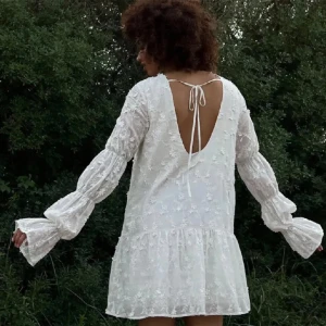 Nakd klänning - Säljer denna slutsålda klänning från nakd. Köpte två storlekar därav säljer jag den ena. Den är helt oanvänd med prislapp. Så så fin perfekt till midsommar, student osv❤️