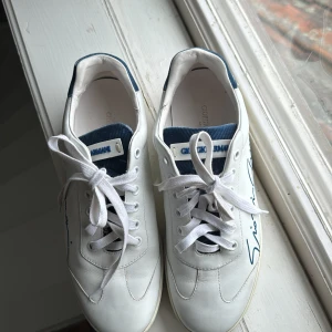 Giorgio Armani skor  - Super fina giorgio Armani skor i storlek 38 säljer då dem tyvärr var för små för mig! Nypris 6800 köpte i usa i våras 