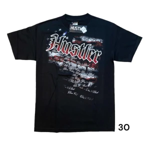 Hustler Tshirt - Hustler T-Shirt i storlek M. Tröjan är helt ny och har tags kvar. Mått: axelbredd - 48 cm, längd - 68 cm. Skriv för fler bilder och frågor!