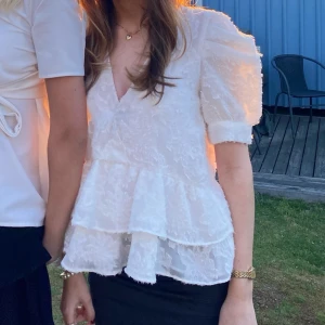 Blus - Jättefin vit blus från zara! Den är i storlek xs men skulle även säga att den passar en s🩷