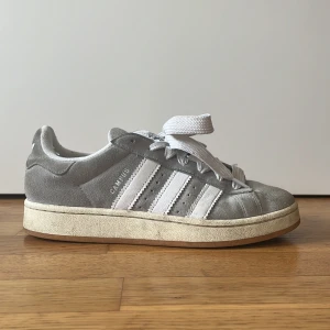 Adidas campus  - 8/10 skick, lite liten i storleken, sitter bra på foten.